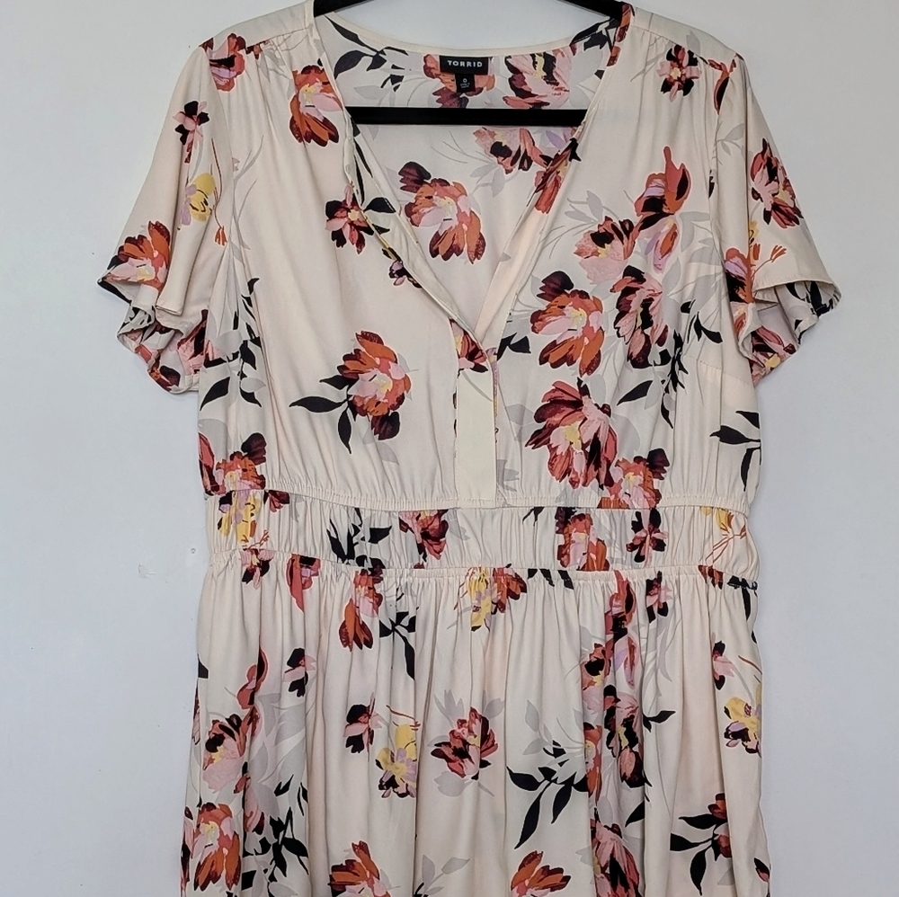 Torrid Floral V-Neck Top (fits like size 1)